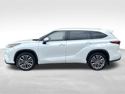 Used 2022 Toyota Highlander Platinum AWD/4WD image 2