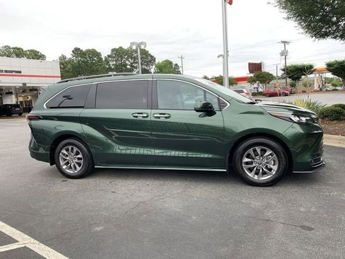 Used 2025 Toyota Sienna XLE AWD/4WD image 9
