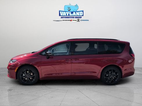New 2026 Chrysler Pacifica Limited w/ S Appearance Package image 4