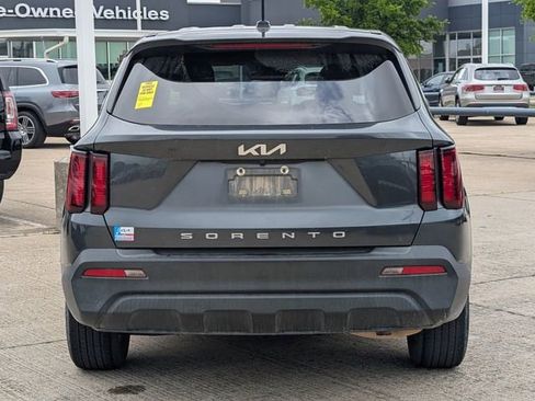 Used 2022 Kia Sorento LX image 5