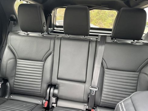 New 2025 Land Rover Discovery Dynamic SE image 25