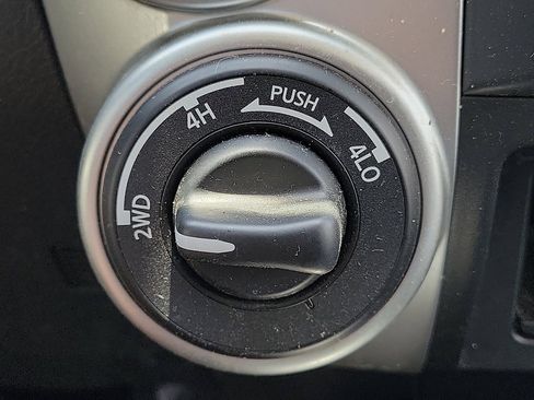 Used 2020 Nissan Titan SV w/ SV Convenience Package image 16