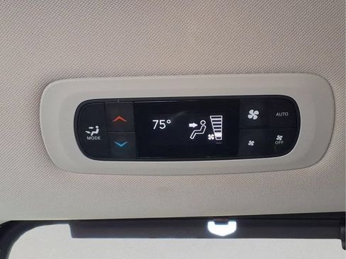 Used 2023 Chrysler Pacifica Touring-L FWD image 21