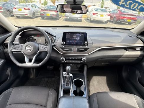 Used 2024 Nissan Altima 2.5 SV FWD image 11