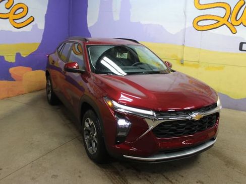 Used 2024 Chevrolet Trax LT w/ Driver Confidence Package FWD image 2
