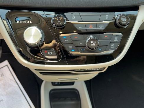 Certified 2022 Chrysler Voyager LX FWD image 16