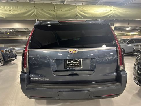 Used 2020 Cadillac Escalade Platinum image 3