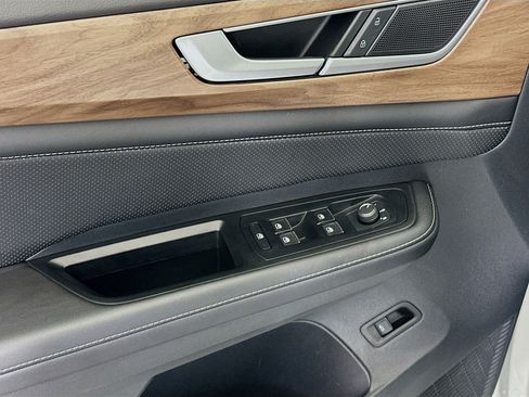 Used 2025 Volkswagen Atlas SE FWD image 15