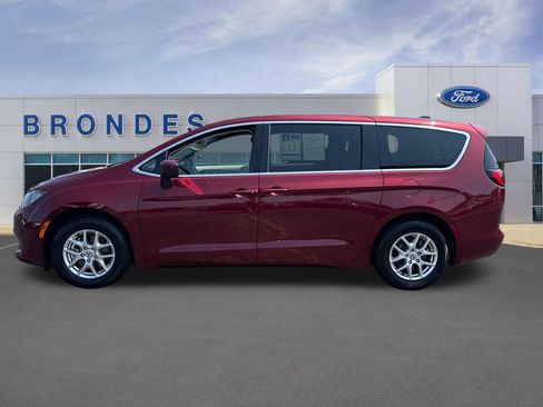 Used 2023 Chrysler Voyager LX FWD image 1