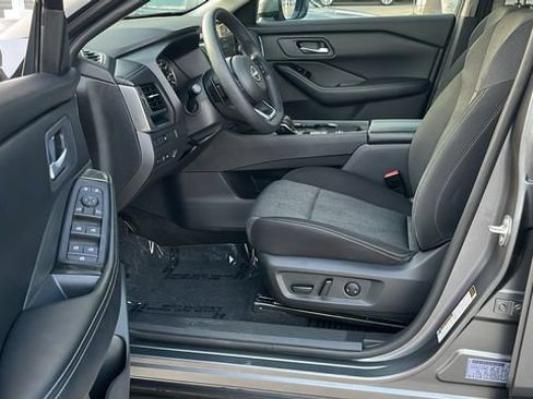 Used 2024 Nissan Rogue SV FWD image 17