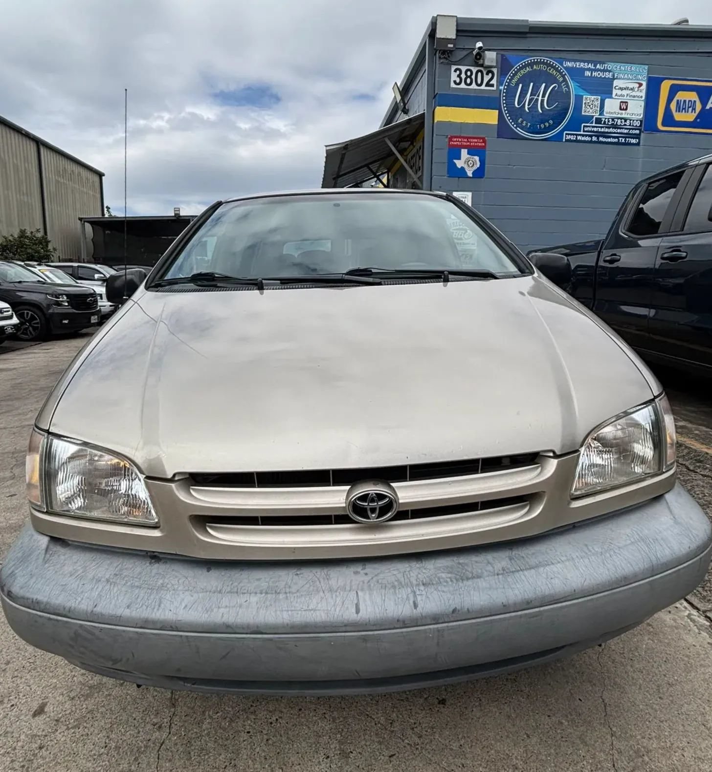 Used 2000 Toyota Sienna CE w/ CE Extra Value Pkg FWD image 2