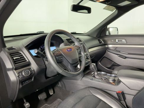 Used 2018 Ford Explorer XLT w/ Equipment Group 202A image 3