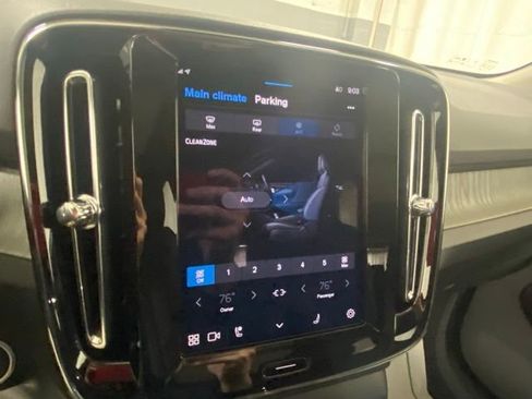 Used 2025 Volvo XC40 B5 Plus image 24
