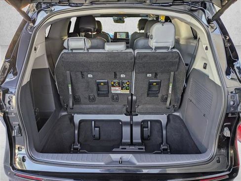 Used 2024 Toyota Sienna Limited image 6