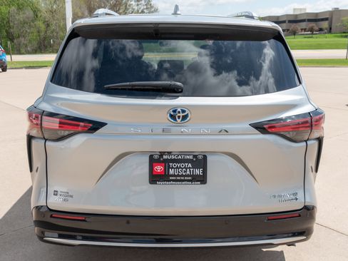 Used 2023 Toyota Sienna Platinum AWD/4WD image 23