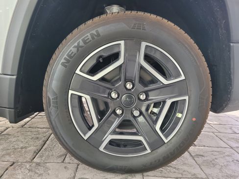 New 2026 Jeep Cherokee Laredo image 9