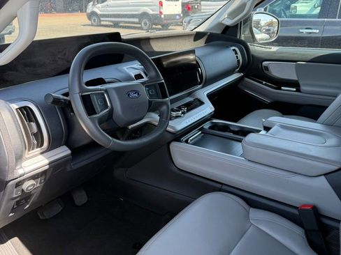 Used 2025 Ford Expedition Active AWD/4WD image 7