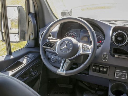 Used 2025 Mercedes-Benz Sprinter 2500 image 24