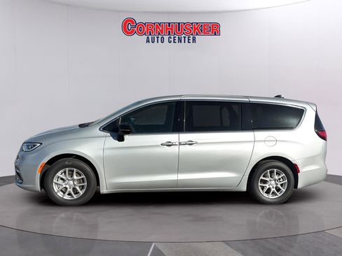 New 2026 Chrysler Pacifica Select image 4