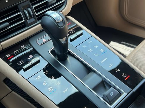 Certified 2025 Porsche Macan AWD/4WD image 34