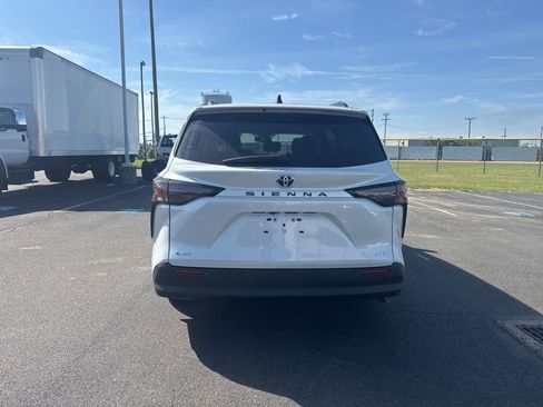Used 2025 Toyota Sienna XLE FWD image 3