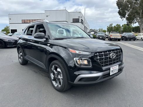 Used 2024 Hyundai Venue SEL FWD image 2