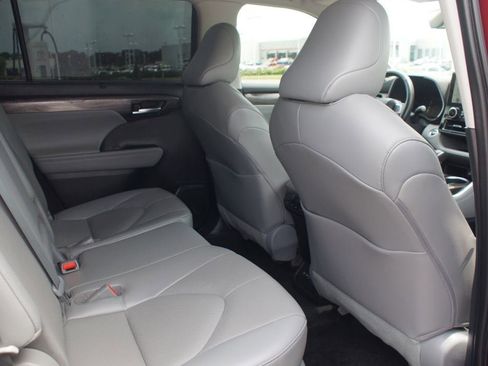 Used 2023 Toyota Highlander Limited FWD image 22