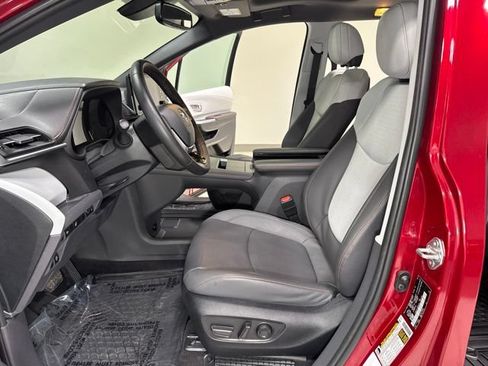Used 2022 Toyota Sienna XSE AWD/4WD image 17
