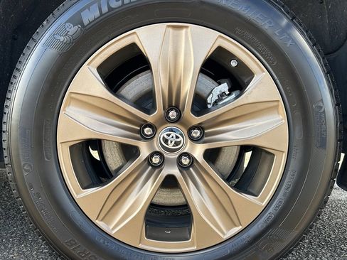 Certified 2023 Toyota Highlander Bronze Edition image 29