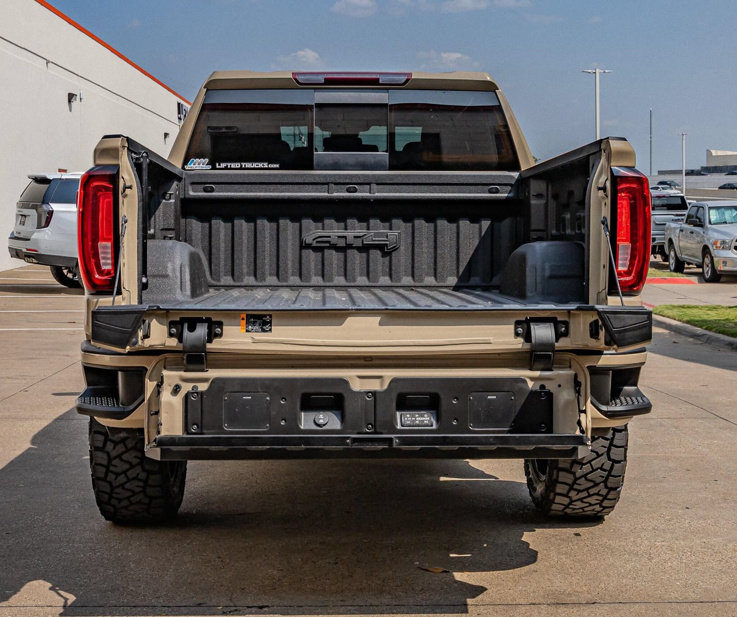 Used 2022 GMC Sierra 1500 AT4 w/ AT4 Preferred Package AWD/4WD image 9
