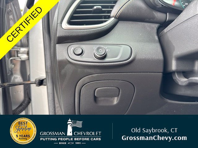 Used 2022 Chevrolet Trax LT w/ LT Convenience Package AWD/4WD image 17