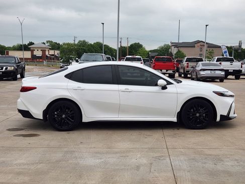 Used 2025 Toyota Camry SE w/ Convenience Package FWD image 7
