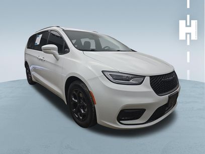 Used 2021 Chrysler Pacifica Limited w/ Uconnect Theater Family Group