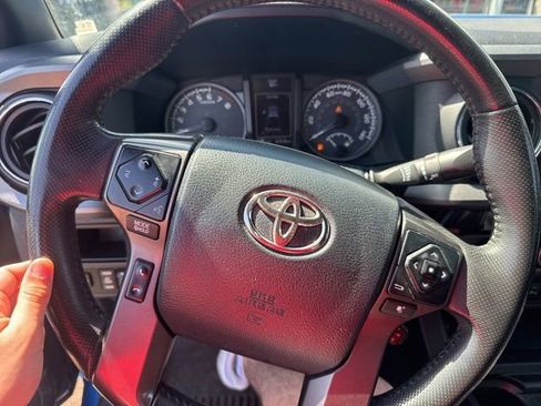 Used 2017 Toyota Tacoma TRD Off-Road w/ Premium & Technology Package AWD/4WD image 2