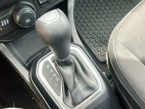 Used 2018 Jeep Renegade Altitude AWD/4WD image 17
