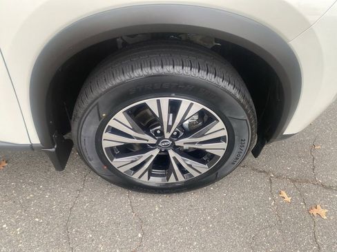 Used 2023 Nissan Rogue SV image 9