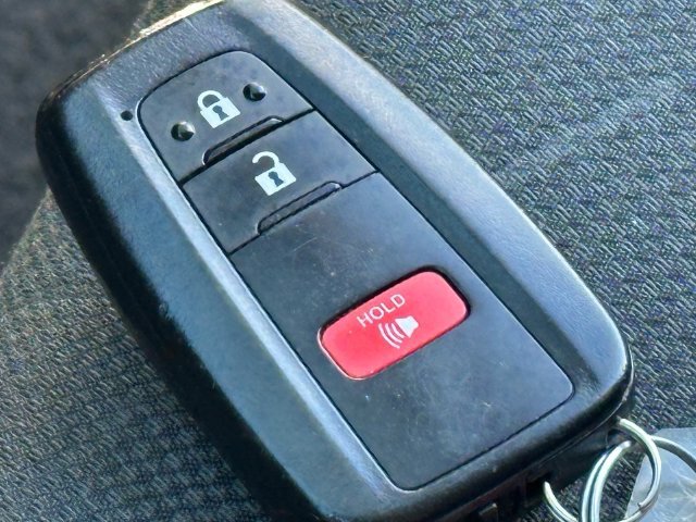 Used 2025 Toyota RAV4 XLE AWD/4WD image 18