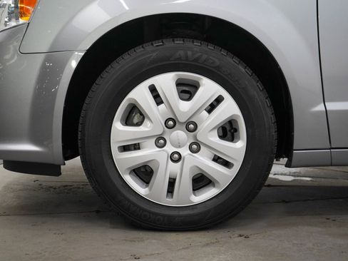 Used 2020 Dodge Grand Caravan SE w/ UConnect Hands-Free Group FWD image 29