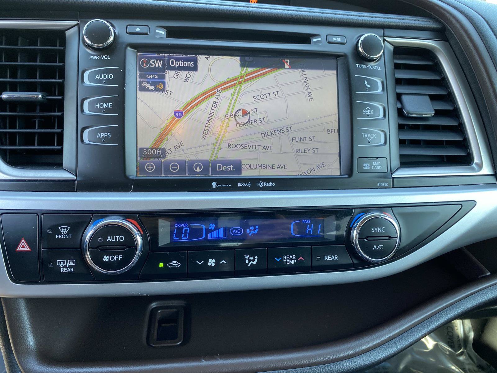 Used 2019 Toyota Highlander XLE AWD/4WD image 11