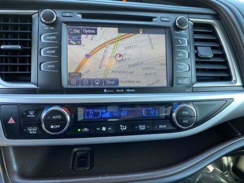 Used 2019 Toyota Highlander XLE AWD/4WD image 11