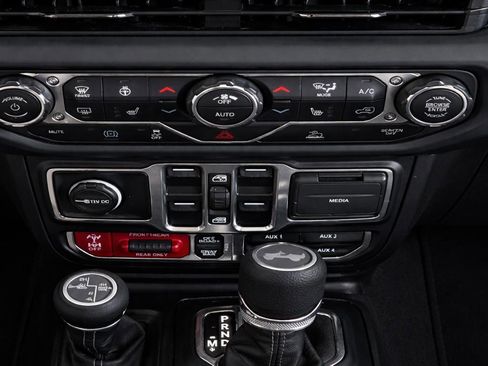 Used 2025 Jeep Wrangler Unlimited Rubicon 4xe w/ Convenience Group AWD/4WD image 17