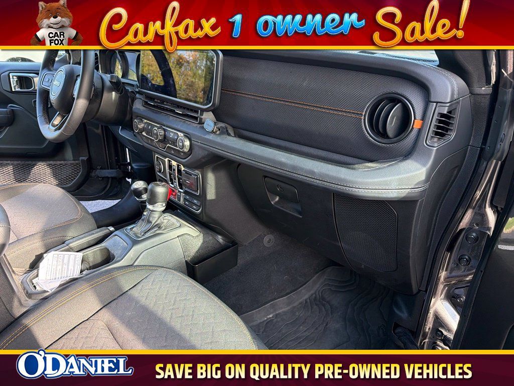 Used 2025 Jeep Gladiator Mojave w/ Convenience Group AWD/4WD image 16