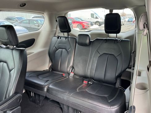 Used 2023 Chrysler Pacifica Touring-L image 17