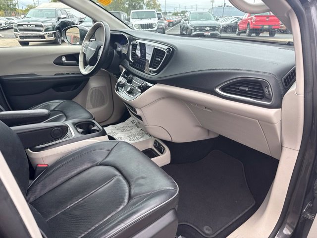 Used 2020 Chrysler Pacifica Limited FWD image 28