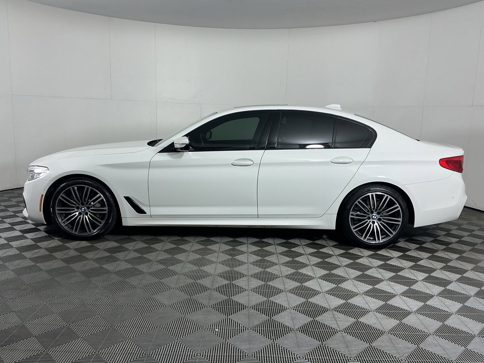 Used 2019 BMW 540i xDrive w/ M Sport Package AWD/4WD image 4