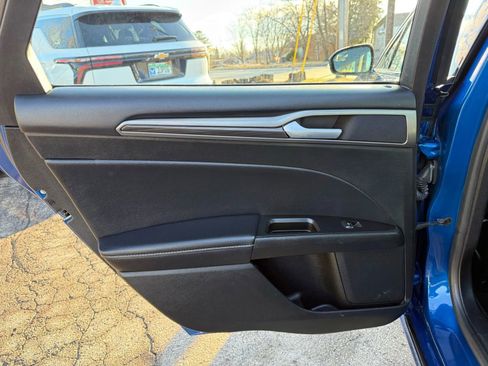 Used 2017 Ford Fusion SE w/ Fusion SE Technology Package image 11