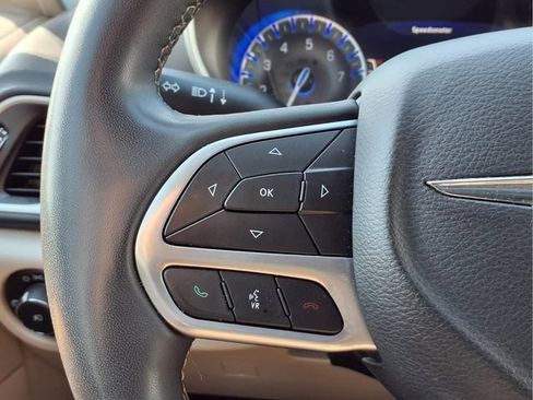 Used 2023 Chrysler Pacifica Touring-L FWD image 14