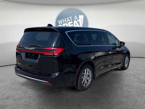 Used 2024 Chrysler Pacifica Touring-L FWD image 3