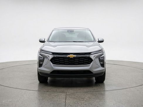 Used 2025 Chevrolet Trax LT w/ LT Convenience Package image 2