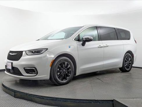 Used 2023 Chrysler Pacifica Limited FWD image 2